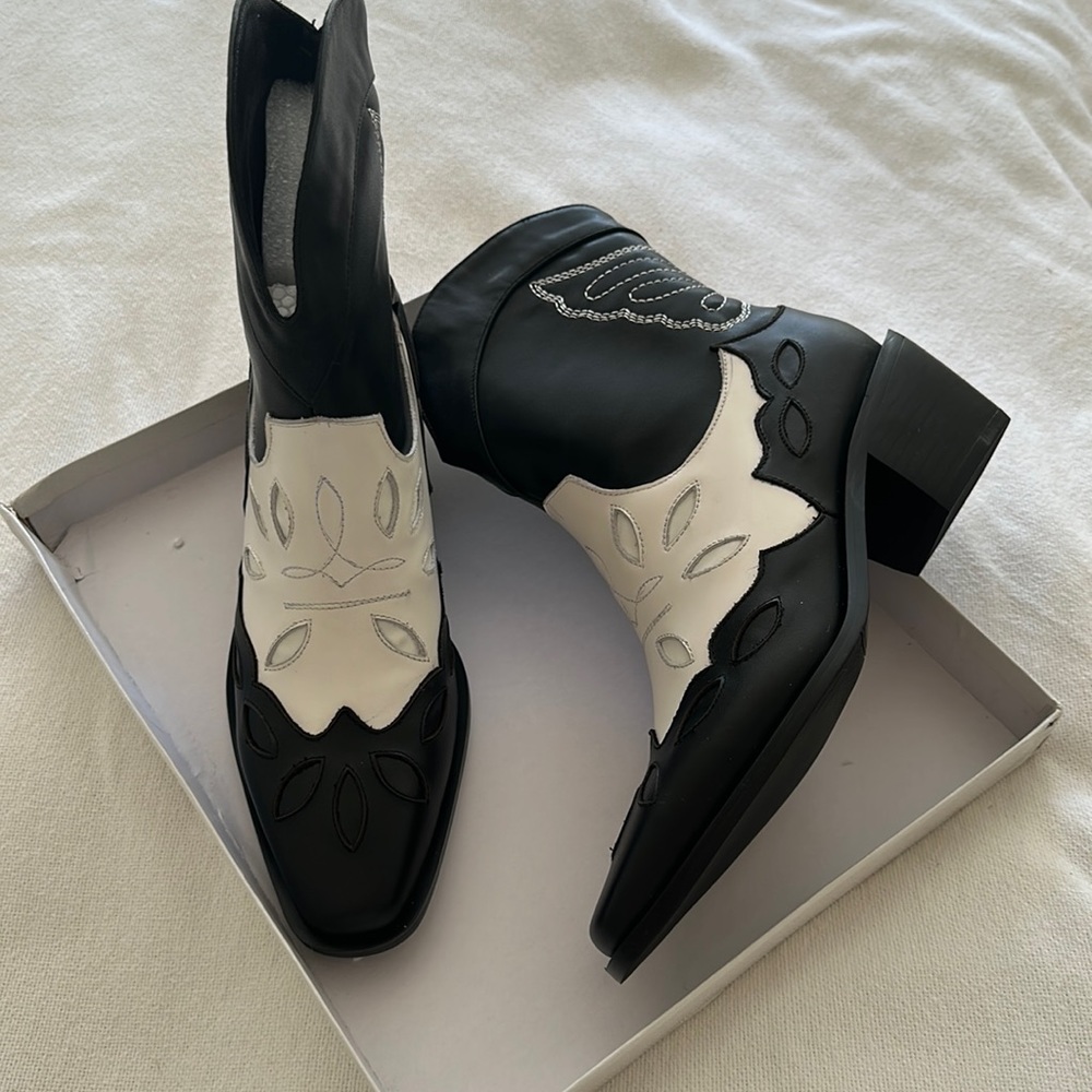 Size 37 brand new cowboy boots Felicity Black and White